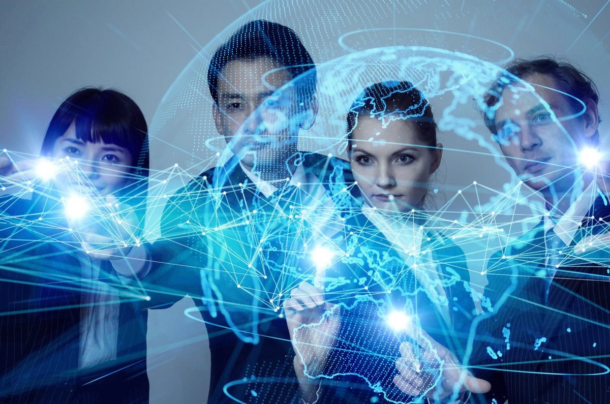 Bild Integrierte Managementsysteme wie vier Fachkräften ein digitales Netzwerk (Weltkarte) analysieren