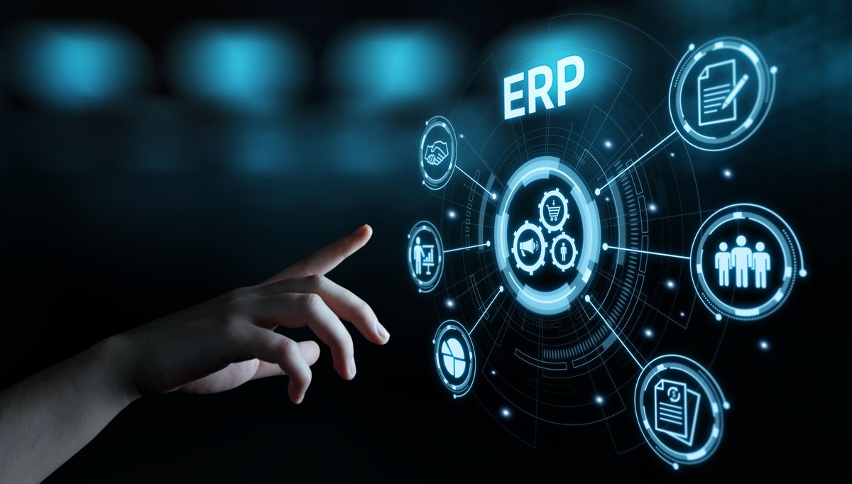Bild von Hand die auf digitale ERP-Software-Oberfläche zeigt mit Symbolen für Personalverwaltung, Dokumentenmanagement, Finanzen; Integrierte Managementsysteme für die operative Qualitätssicherung